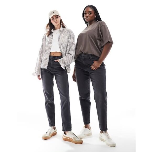 Levi's High Waisted Mom Jean Faded Black High Rise Tapered 31 Basic Staple - Picture 1 of 12